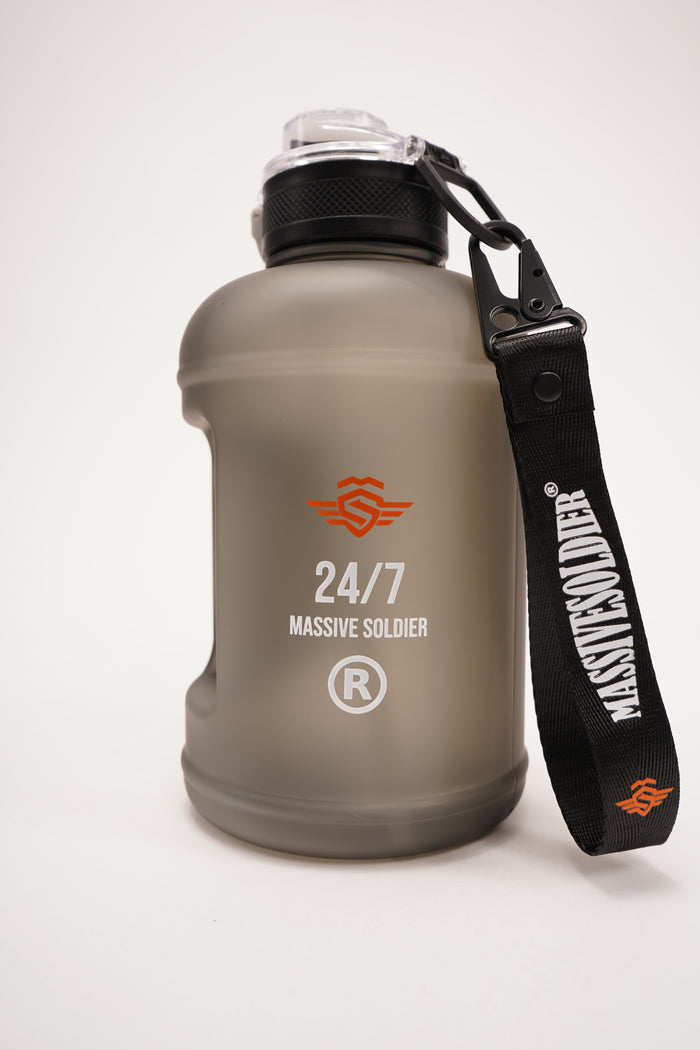 1,8L Massive Bottle Grey – Massive Soldier Sportbekleidung