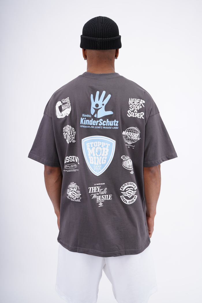 Massive X Kinderschutz X Carsten Stahl Oversize Shirt Grey / Blue – Massive Soldier Oversize-Shirt